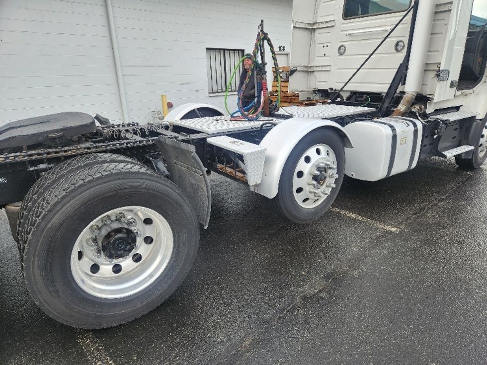 Day Cab Tractor-Heavy Duty Tractors-Volvo-2021-VNR84300-Kent-WA-433,639\n\t\tmiles-$ 67,750 - Image 18