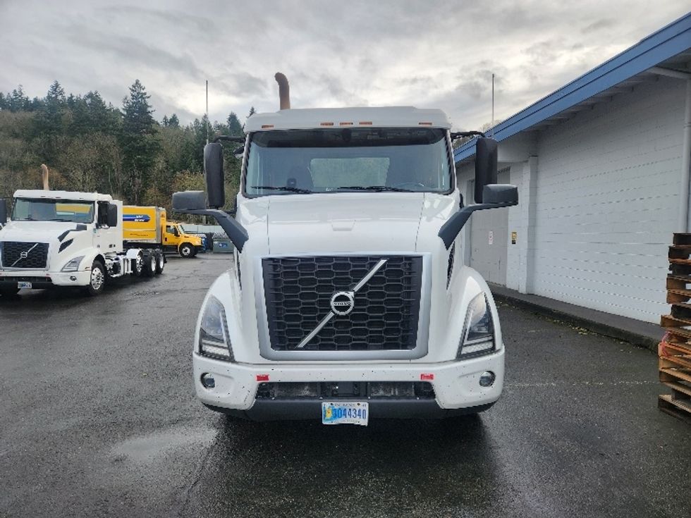 Day Cab Tractor-Heavy Duty Tractors-Volvo-2021-VNR84300-Kent-WA-433,639\n\t\tmiles-$ 67,750 - Image 2