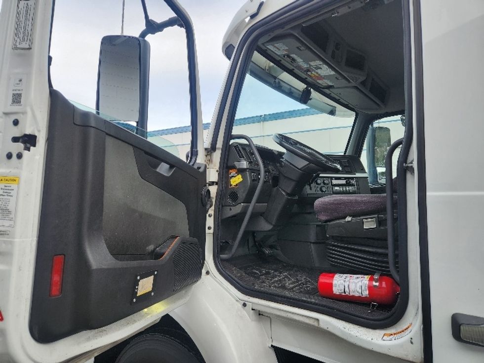 Day Cab Tractor-Heavy Duty Tractors-Volvo-2021-VNR84300-Kent-WA-433,639\n\t\tmiles-$ 67,750 - Image 9