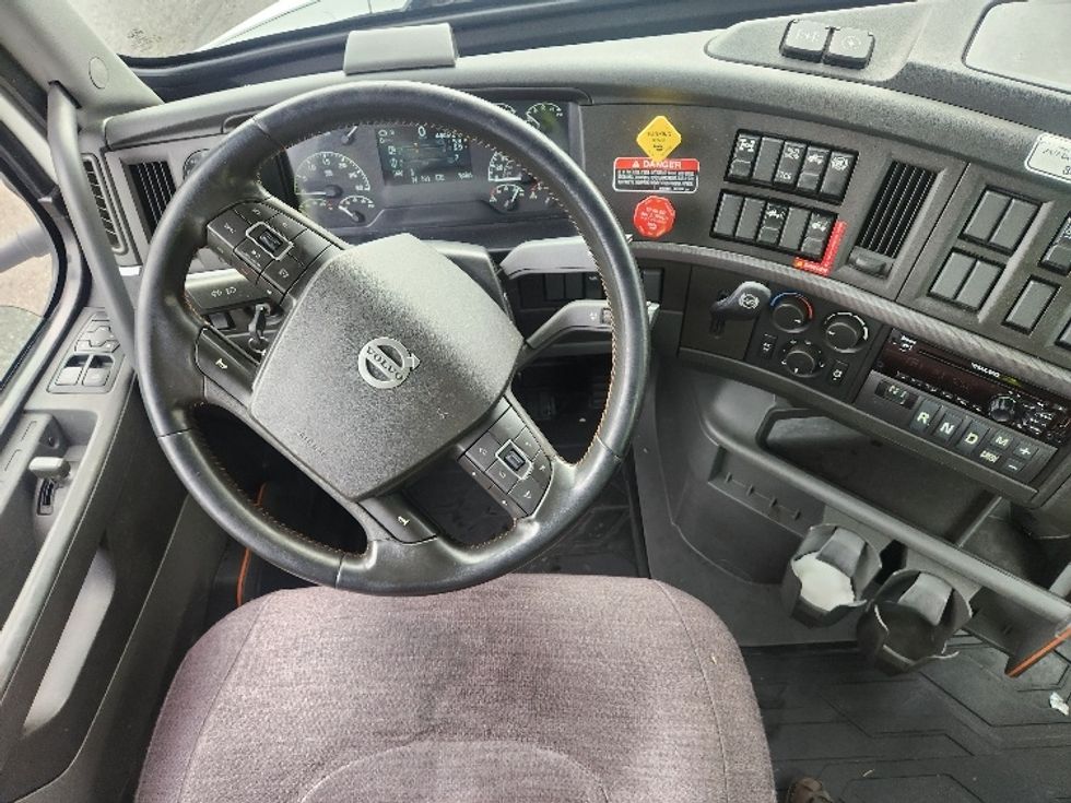 Day Cab Tractor-Heavy Duty Tractors-Volvo-2021-VNR84300-Kent-WA-444,489\n\t\tmiles-$ 66,750 - Image 10