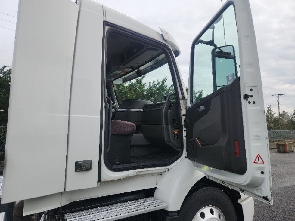 Day Cab Tractor-Heavy Duty Tractors-Volvo-2021-VNR84300-Kent-WA-444,489\n\t\tmiles-$ 66,750 - Image 11