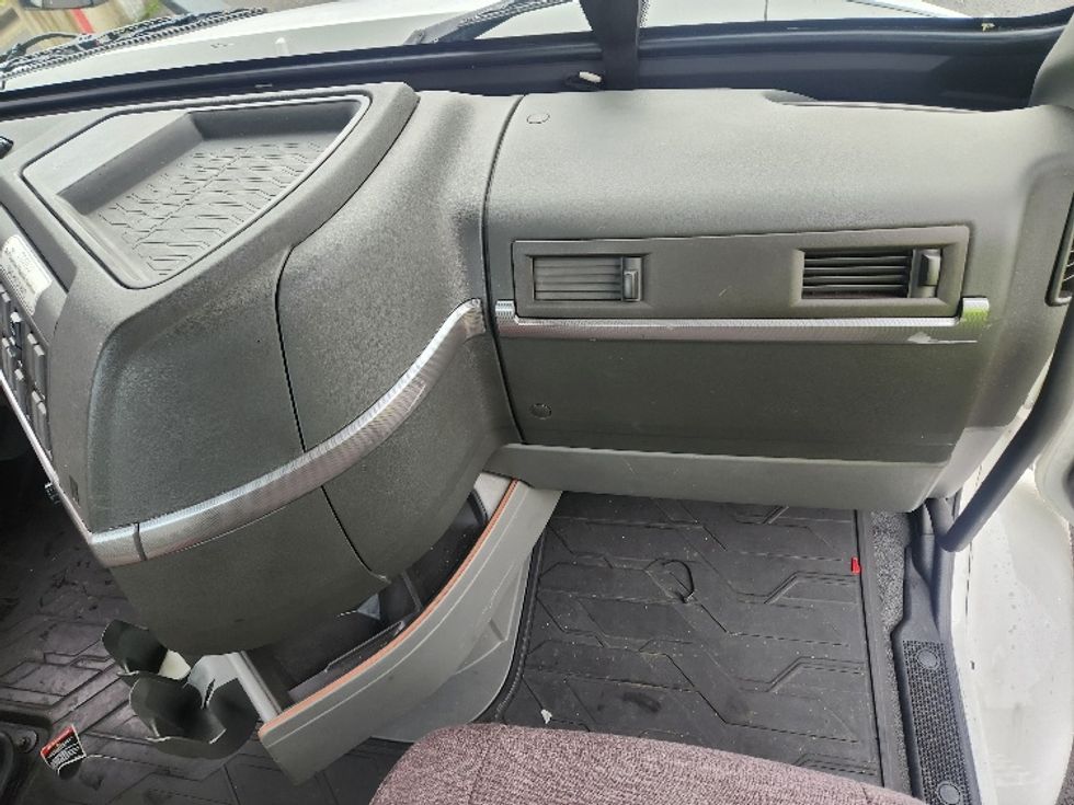 Day Cab Tractor-Heavy Duty Tractors-Volvo-2021-VNR84300-Kent-WA-444,489\n\t\tmiles-$ 66,750 - Image 12