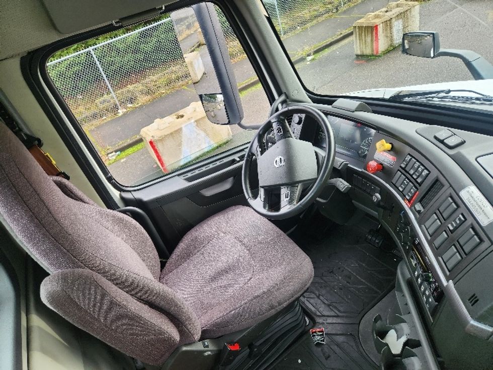 Day Cab Tractor-Heavy Duty Tractors-Volvo-2021-VNR84300-Kent-WA-444,489\n\t\tmiles-$ 66,750 - Image 13