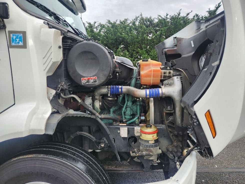 Day Cab Tractor-Heavy Duty Tractors-Volvo-2021-VNR84300-Kent-WA-444,489\n\t\tmiles-$ 66,750 - Image 14