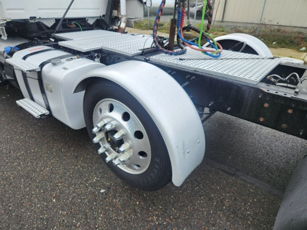 Day Cab Tractor-Heavy Duty Tractors-Volvo-2021-VNR84300-Kent-WA-444,489\n\t\tmiles-$ 66,750 - Image 16