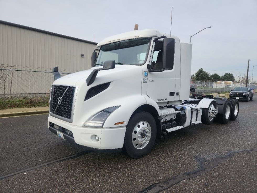 Day Cab Tractor-Heavy Duty Tractors-Volvo-2021-VNR84300-Kent-WA-444,489\n\t\tmiles-$ 66,750 - Image 2