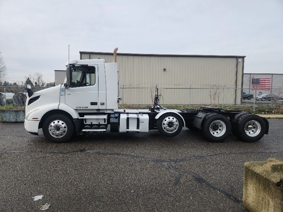Day Cab Tractor-Heavy Duty Tractors-Volvo-2021-VNR84300-Kent-WA-444,489\n\t\tmiles-$ 66,750 - Image 3
