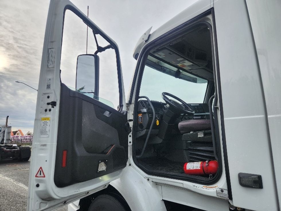 Day Cab Tractor-Heavy Duty Tractors-Volvo-2021-VNR84300-Kent-WA-444,489\n\t\tmiles-$ 66,750 - Image 8