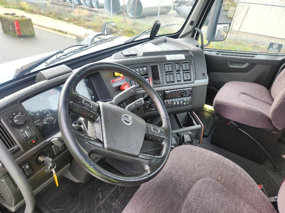 Day Cab Tractor-Heavy Duty Tractors-Volvo-2021-VNR84300-Kent-WA-444,489\n\t\tmiles-$ 66,750 - Image 9