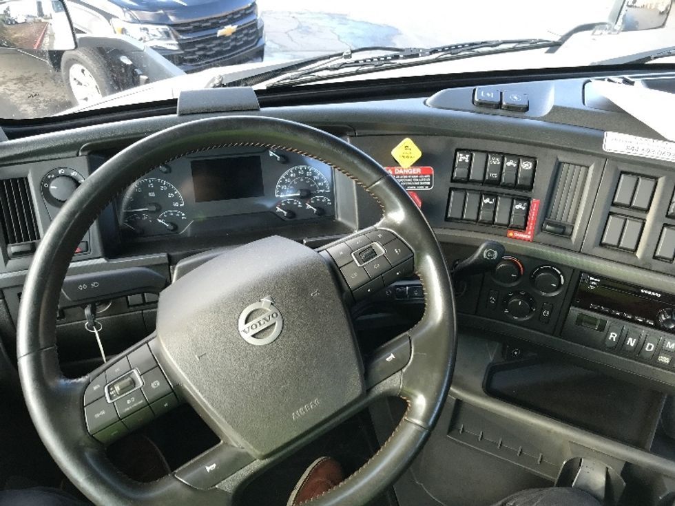 Day Cab Tractor-Heavy Duty Tractors-Volvo-2021-VNR84300-Kent-WA-450,613\n\t\tmiles-$ 79,750 - Image 11