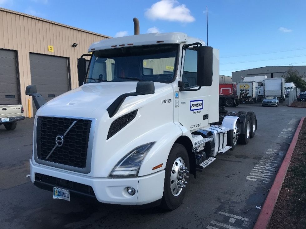 Day Cab Tractor-Heavy Duty Tractors-Volvo-2021-VNR84300-Kent-WA-450,613\n\t\tmiles-$ 79,750 - Image 3