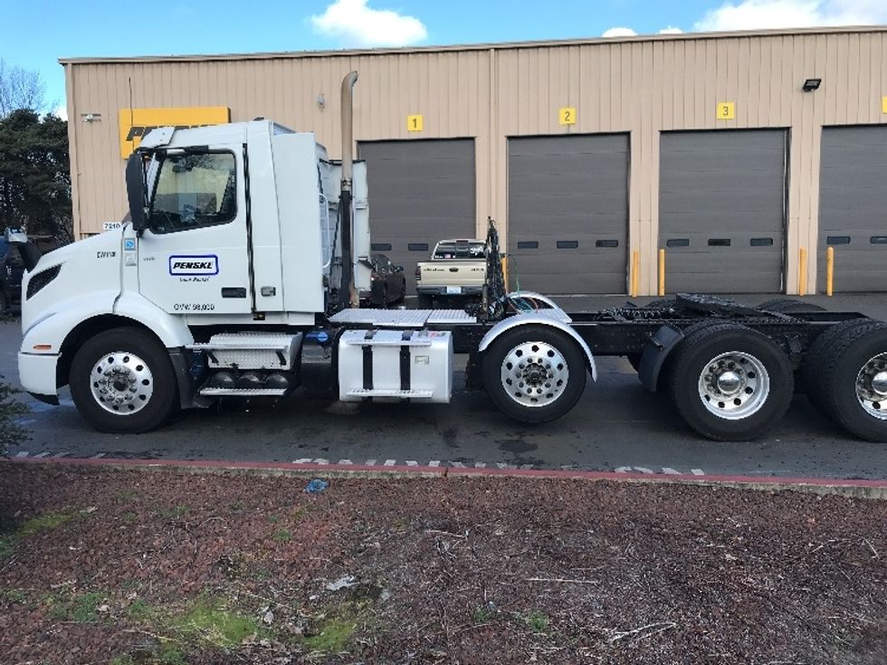 Day Cab Tractor-Heavy Duty Tractors-Volvo-2021-VNR84300-Kent-WA-450,613\n\t\tmiles-$ 79,750 - Image 4