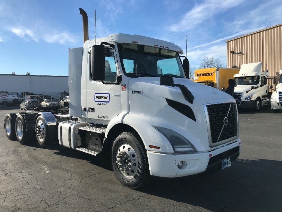 Day Cab Tractor-Heavy Duty Tractors-Volvo-2021-VNR84300-Kent-WA-458,786\n\t\tmiles-$ 79,000 - Image 1