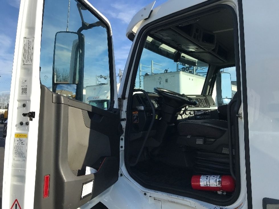 Day Cab Tractor-Heavy Duty Tractors-Volvo-2021-VNR84300-Kent-WA-458,786\n\t\tmiles-$ 79,000 - Image 9