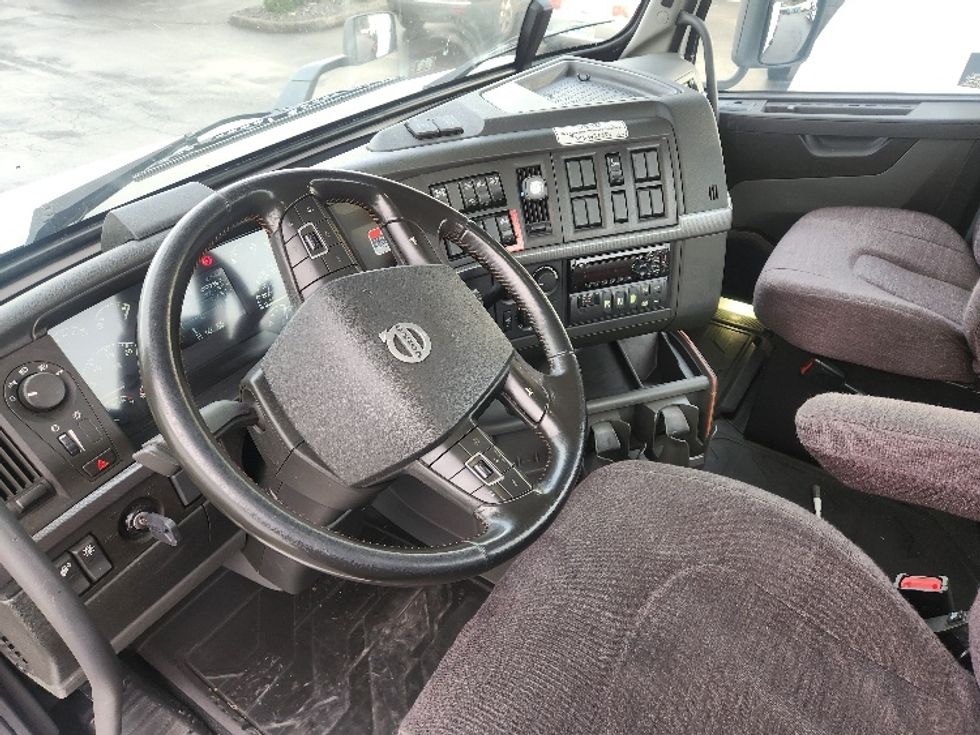 Day Cab Tractor-Heavy Duty Tractors-Volvo-2021-VNR84300-Kent-WA-462,721\n\t\tmiles-$ 64,750 - Image 10