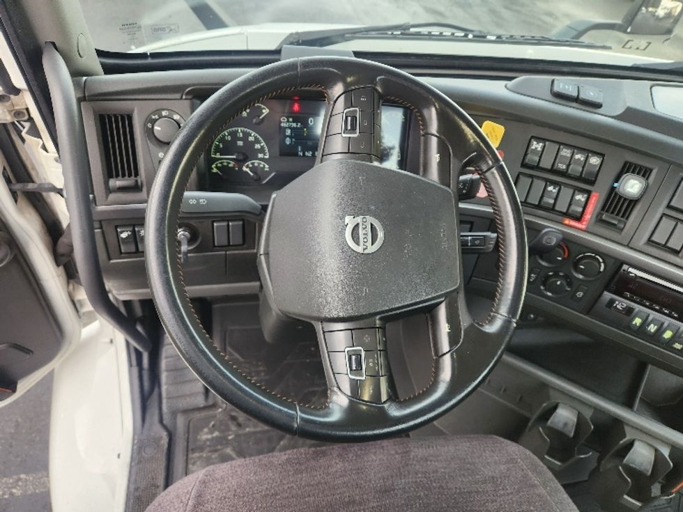 Day Cab Tractor-Heavy Duty Tractors-Volvo-2021-VNR84300-Kent-WA-462,721\n\t\tmiles-$ 64,750 - Image 11