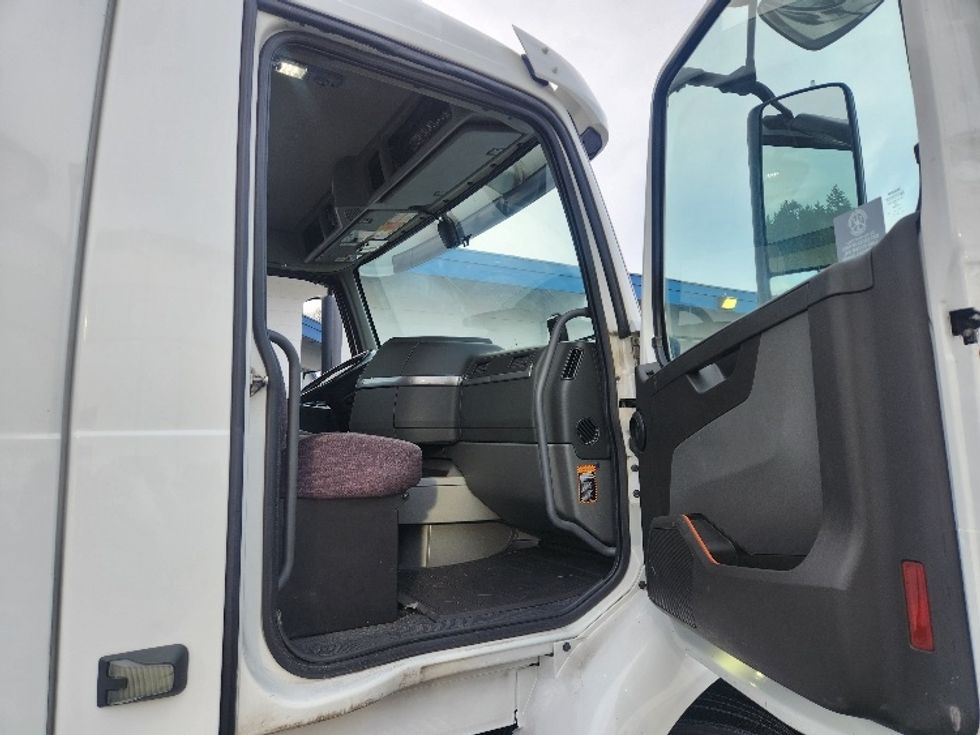 Day Cab Tractor-Heavy Duty Tractors-Volvo-2021-VNR84300-Kent-WA-462,721\n\t\tmiles-$ 64,750 - Image 12