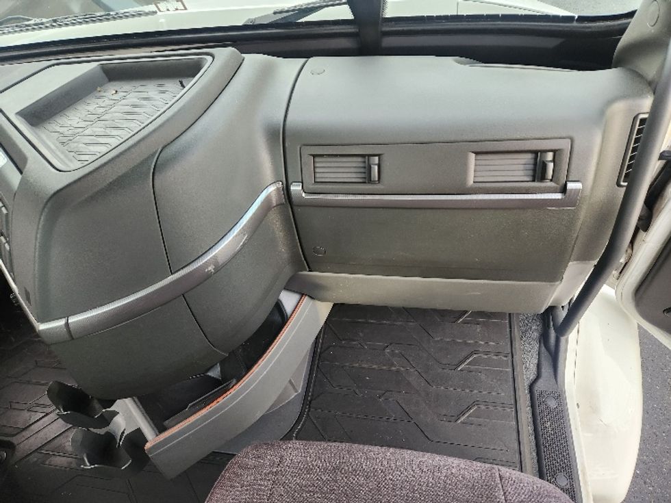 Day Cab Tractor-Heavy Duty Tractors-Volvo-2021-VNR84300-Kent-WA-462,721\n\t\tmiles-$ 64,750 - Image 13