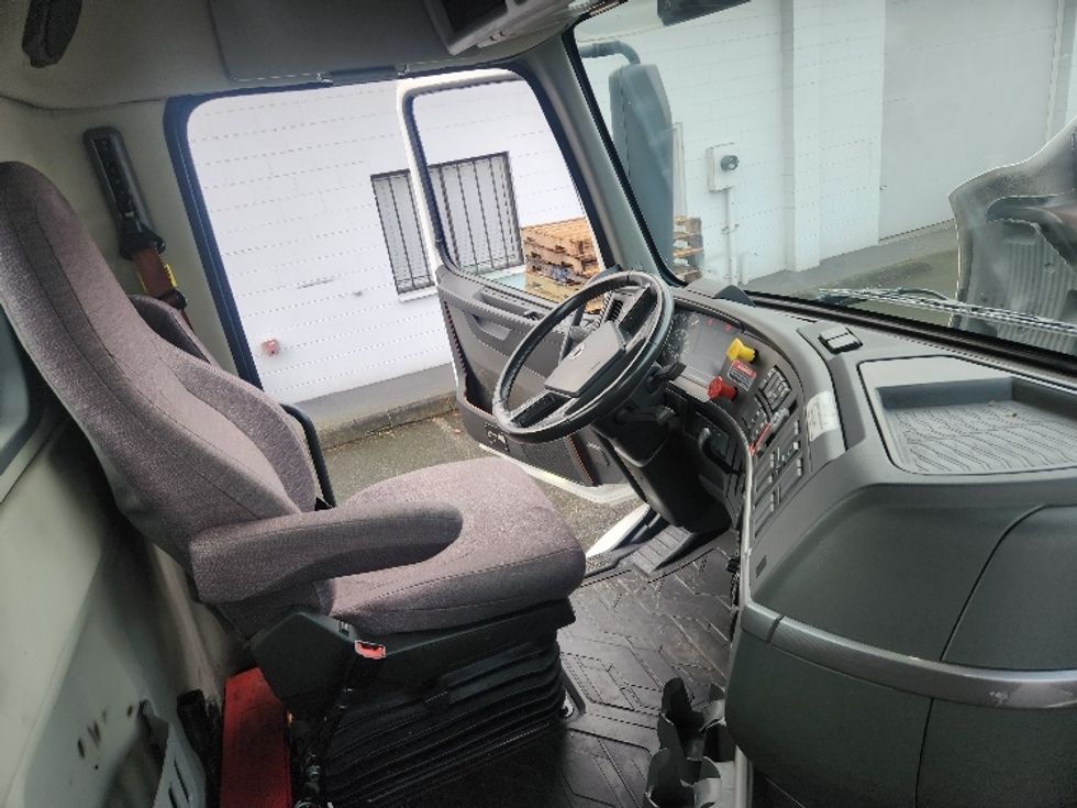 Day Cab Tractor-Heavy Duty Tractors-Volvo-2021-VNR84300-Kent-WA-462,721\n\t\tmiles-$ 64,750 - Image 14
