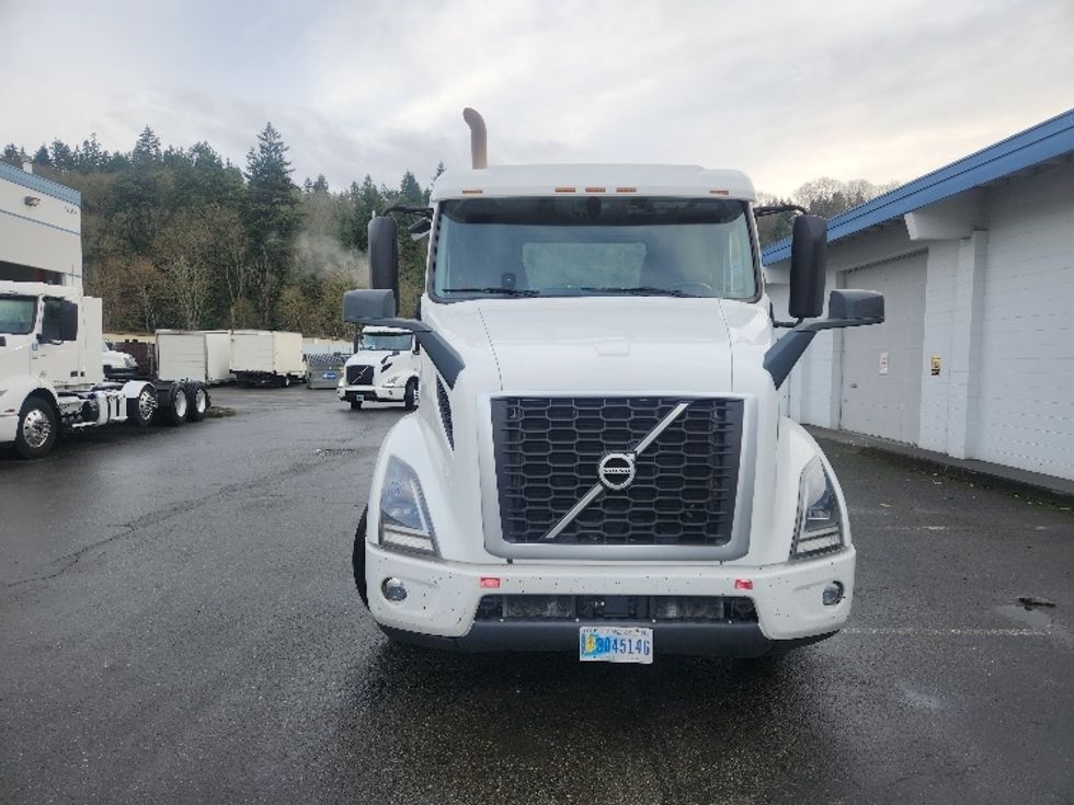 Day Cab Tractor-Heavy Duty Tractors-Volvo-2021-VNR84300-Kent-WA-462,721\n\t\tmiles-$ 64,750 - Image 2