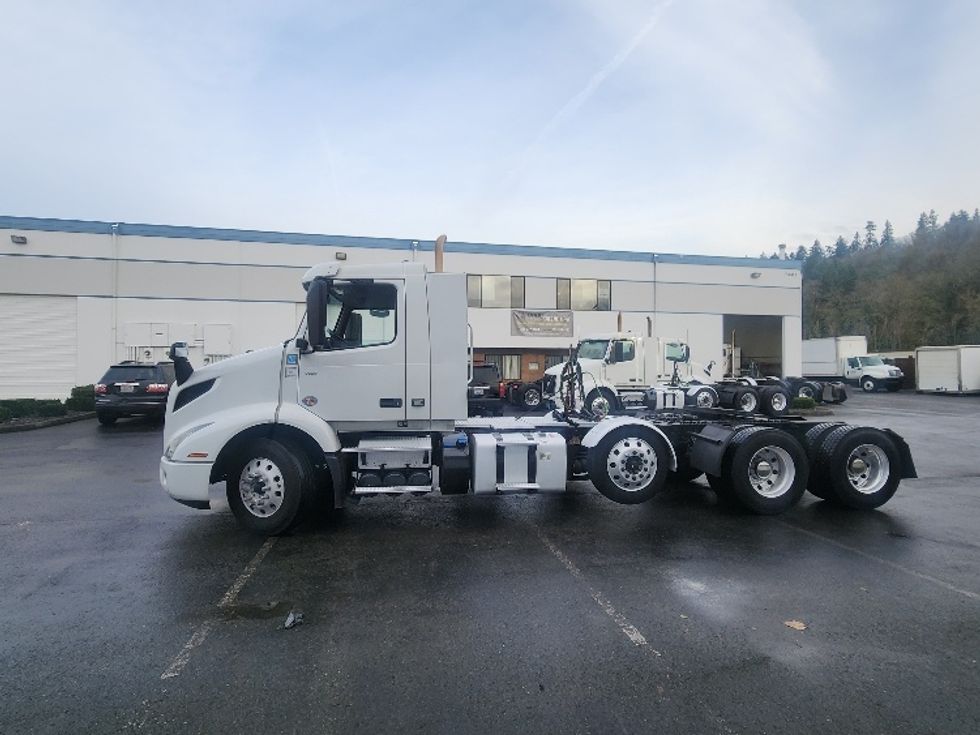 Day Cab Tractor-Heavy Duty Tractors-Volvo-2021-VNR84300-Kent-WA-462,721\n\t\tmiles-$ 64,750 - Image 4