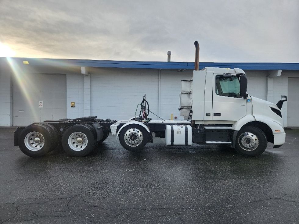 Day Cab Tractor-Heavy Duty Tractors-Volvo-2021-VNR84300-Kent-WA-462,721\n\t\tmiles-$ 64,750 - Image 8