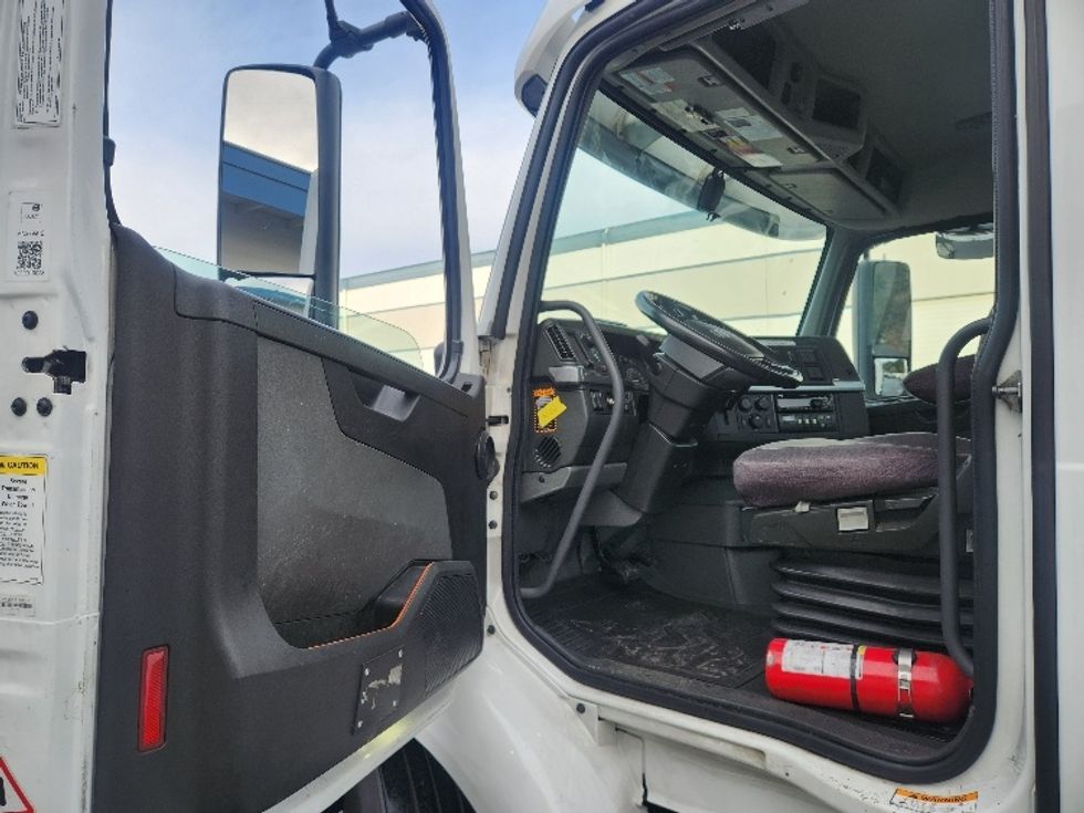 Day Cab Tractor-Heavy Duty Tractors-Volvo-2021-VNR84300-Kent-WA-462,721\n\t\tmiles-$ 64,750 - Image 9