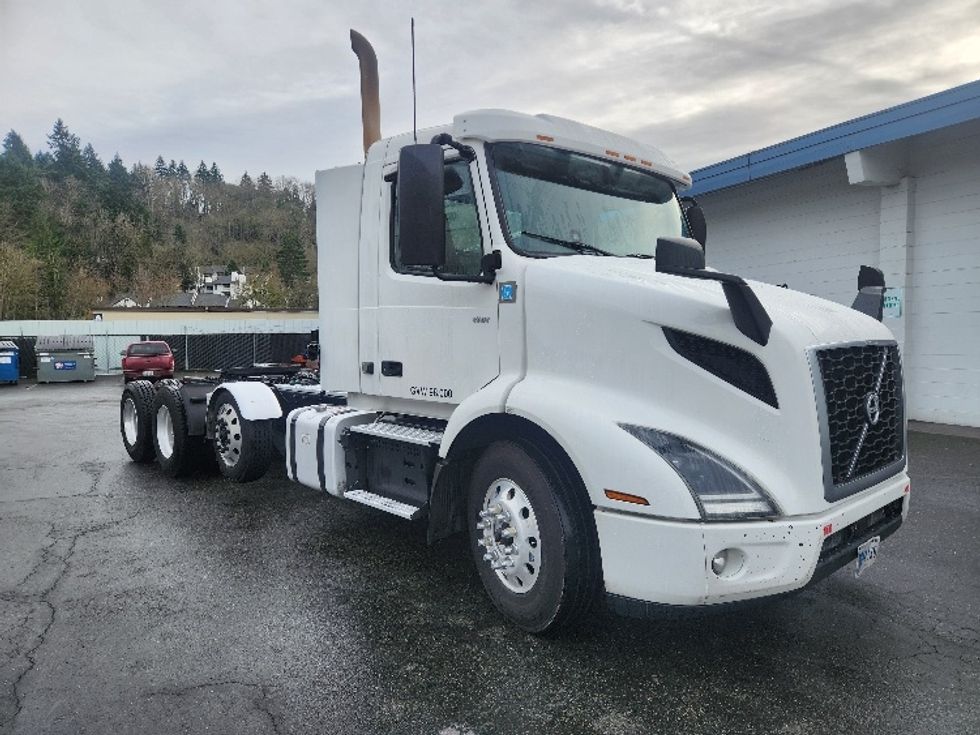 Day Cab Tractor-Heavy Duty Tractors-Volvo-2021-VNR84300-Kent-WA-466,700\n\t\tmiles-$ 64,250 - Image 1