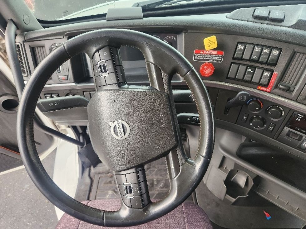 Day Cab Tractor-Heavy Duty Tractors-Volvo-2021-VNR84300-Kent-WA-466,700\n\t\tmiles-$ 64,250 - Image 11