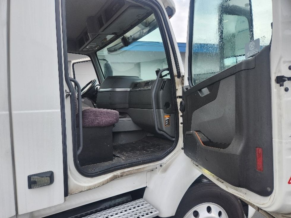 Day Cab Tractor-Heavy Duty Tractors-Volvo-2021-VNR84300-Kent-WA-466,700\n\t\tmiles-$ 64,250 - Image 12