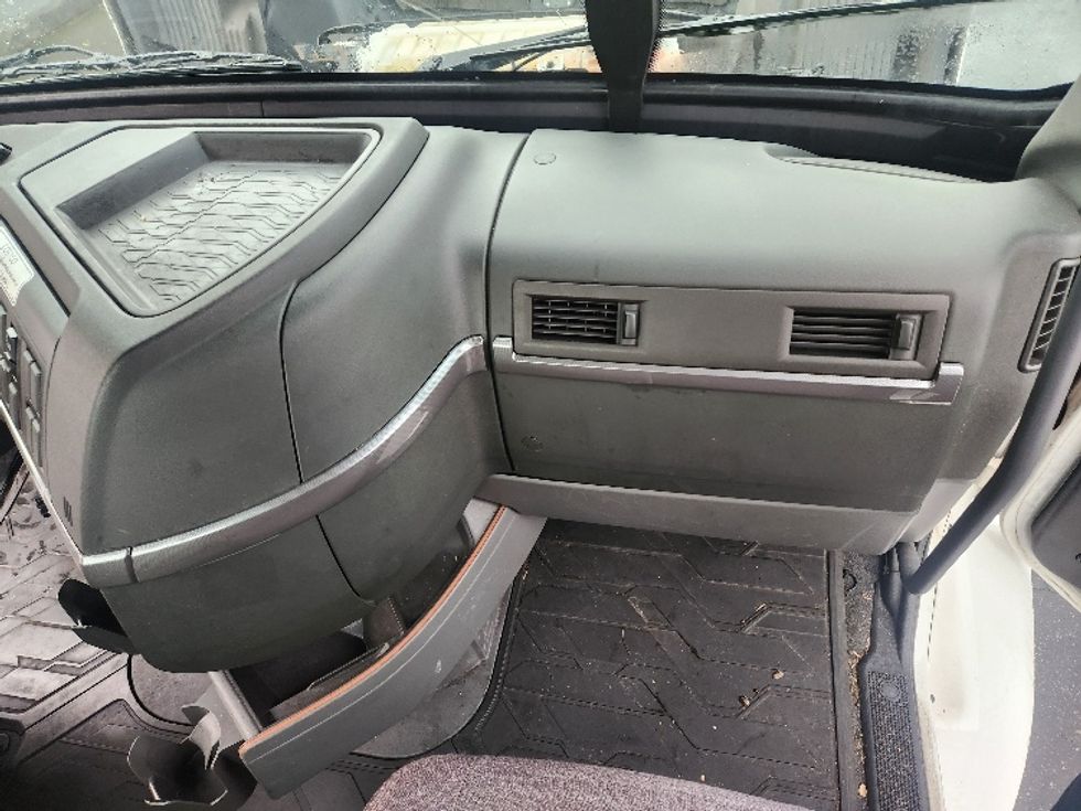 Day Cab Tractor-Heavy Duty Tractors-Volvo-2021-VNR84300-Kent-WA-466,700\n\t\tmiles-$ 64,250 - Image 13