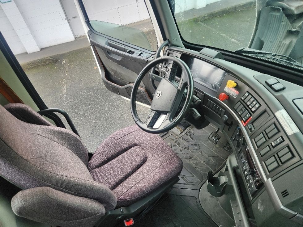 Day Cab Tractor-Heavy Duty Tractors-Volvo-2021-VNR84300-Kent-WA-466,700\n\t\tmiles-$ 64,250 - Image 14