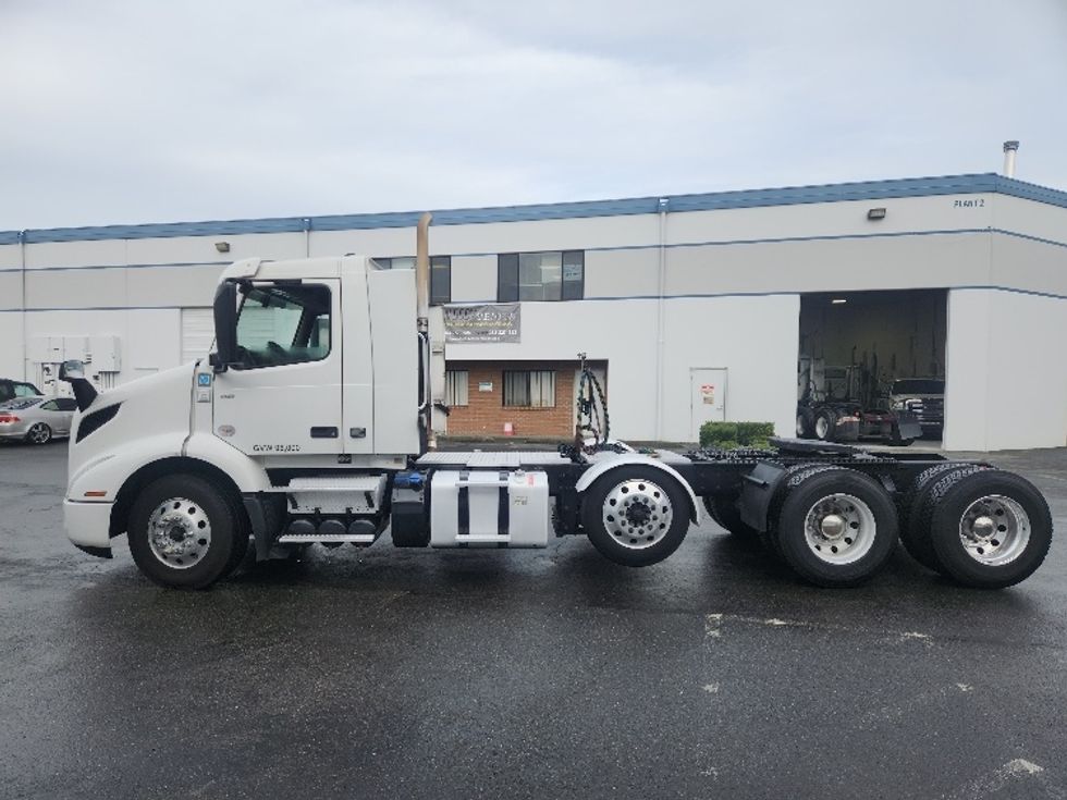 Day Cab Tractor-Heavy Duty Tractors-Volvo-2021-VNR84300-Kent-WA-466,700\n\t\tmiles-$ 64,250 - Image 4