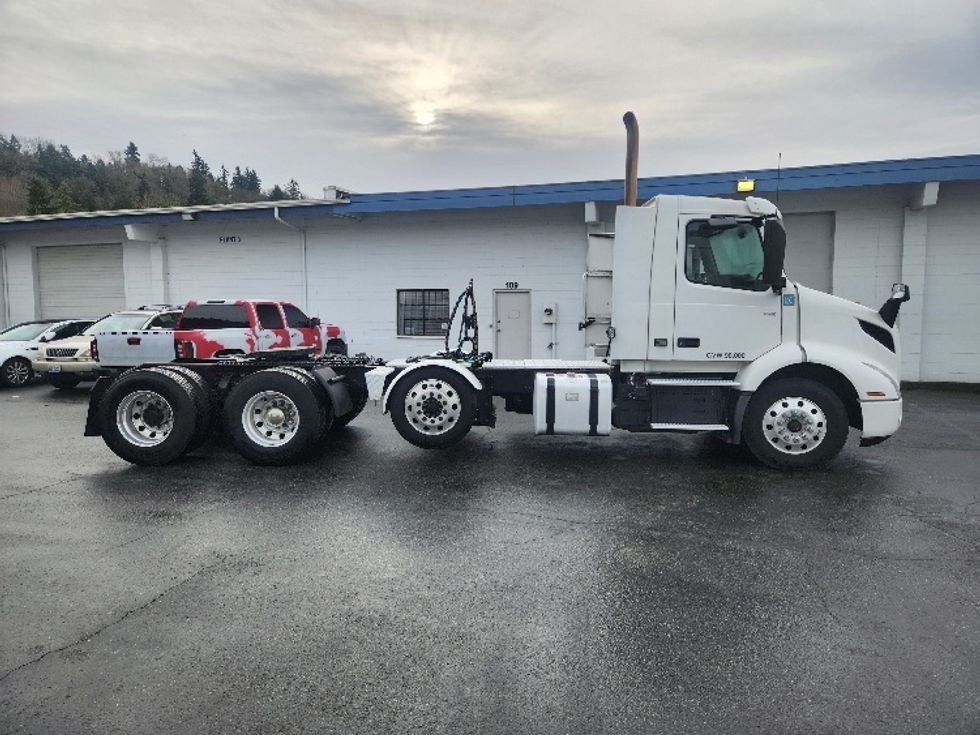 Day Cab Tractor-Heavy Duty Tractors-Volvo-2021-VNR84300-Kent-WA-466,700\n\t\tmiles-$ 64,250 - Image 8