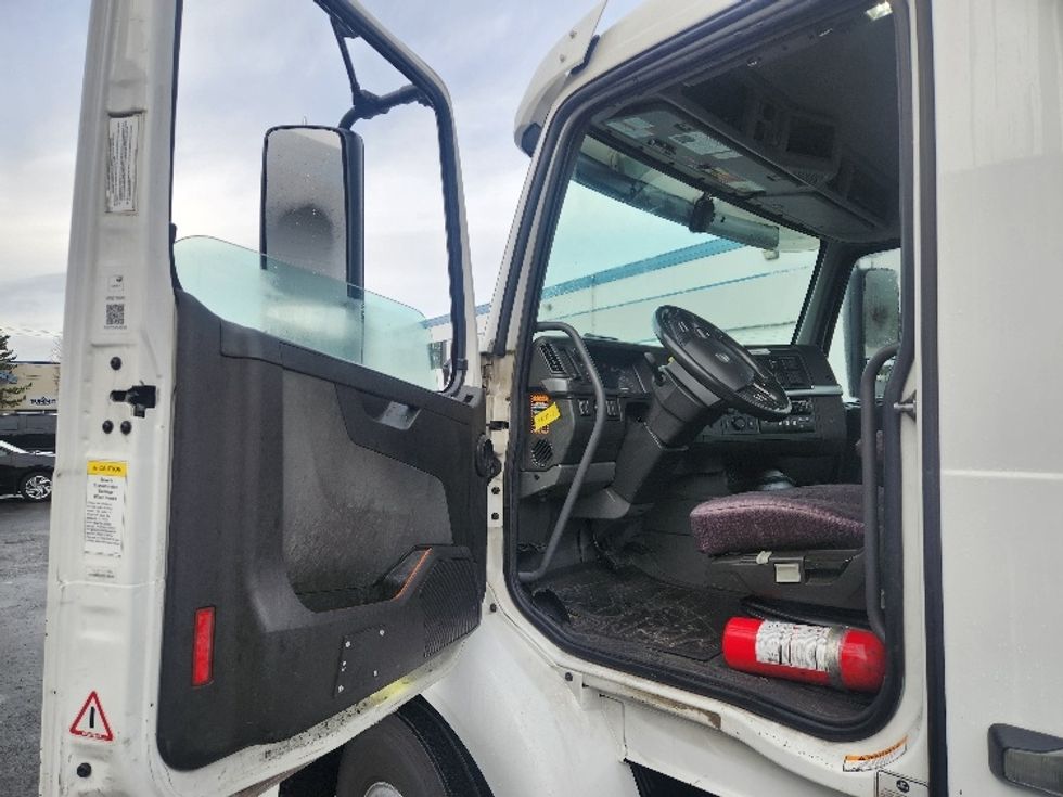 Day Cab Tractor-Heavy Duty Tractors-Volvo-2021-VNR84300-Kent-WA-466,700\n\t\tmiles-$ 64,250 - Image 9