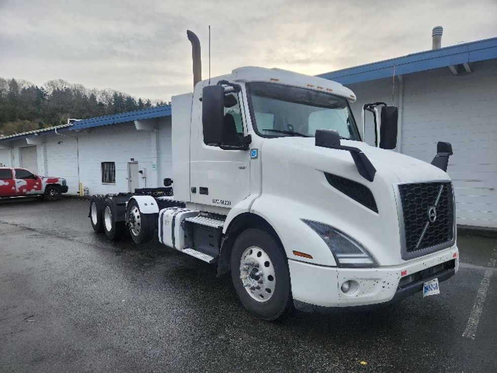 Day Cab Tractor-Heavy Duty Tractors-Volvo-2021-VNR84300-Kent-WA-466,929\n\t\tmiles-$ 64,250 - Image 1