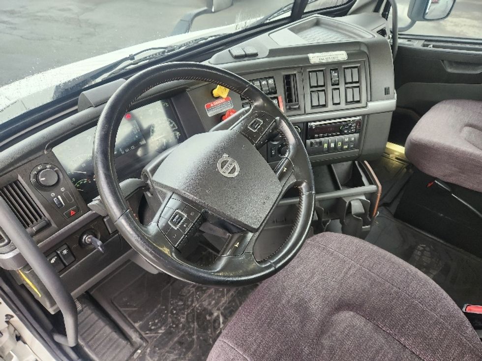 Day Cab Tractor-Heavy Duty Tractors-Volvo-2021-VNR84300-Kent-WA-466,929\n\t\tmiles-$ 64,250 - Image 10