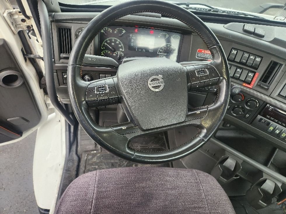 Day Cab Tractor-Heavy Duty Tractors-Volvo-2021-VNR84300-Kent-WA-466,929\n\t\tmiles-$ 64,250 - Image 11
