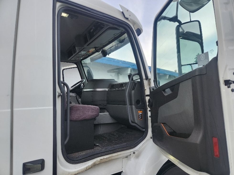 Day Cab Tractor-Heavy Duty Tractors-Volvo-2021-VNR84300-Kent-WA-466,929\n\t\tmiles-$ 64,250 - Image 12