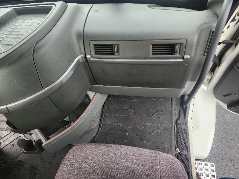 Day Cab Tractor-Heavy Duty Tractors-Volvo-2021-VNR84300-Kent-WA-466,929\n\t\tmiles-$ 64,250 - Image 13