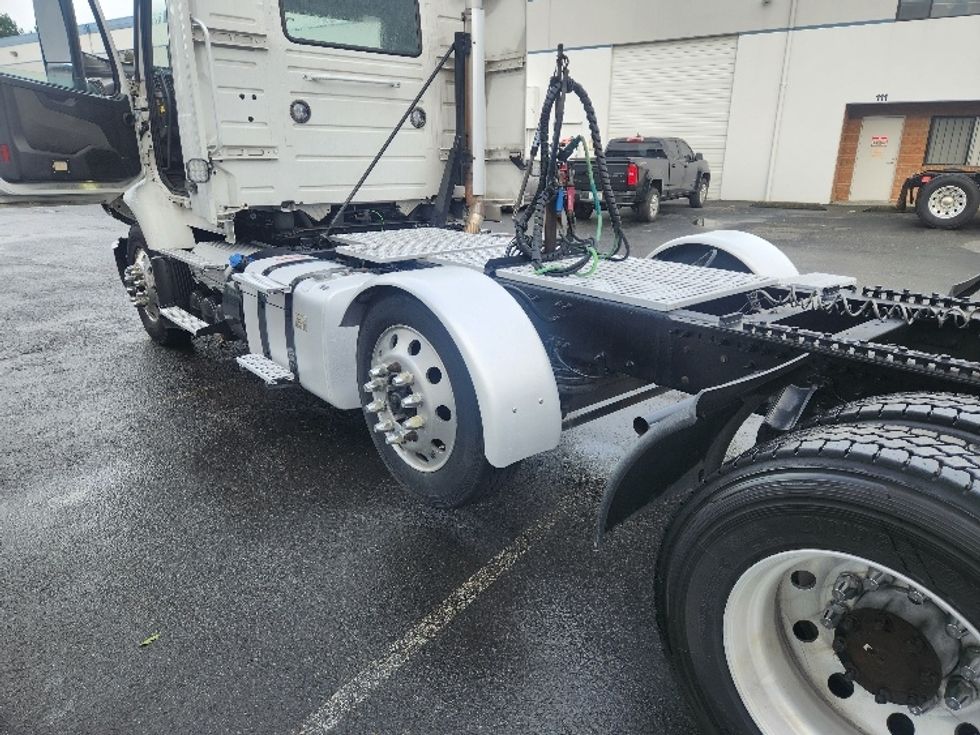 Day Cab Tractor-Heavy Duty Tractors-Volvo-2021-VNR84300-Kent-WA-466,929\n\t\tmiles-$ 64,250 - Image 17