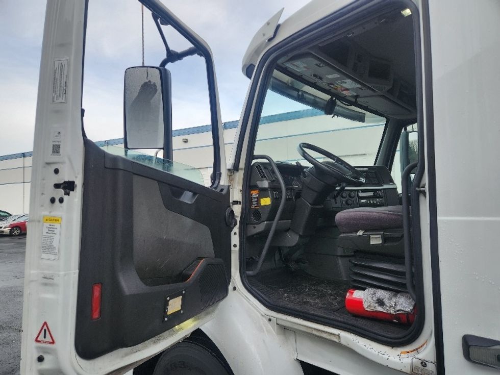Day Cab Tractor-Heavy Duty Tractors-Volvo-2021-VNR84300-Kent-WA-466,929\n\t\tmiles-$ 64,250 - Image 9