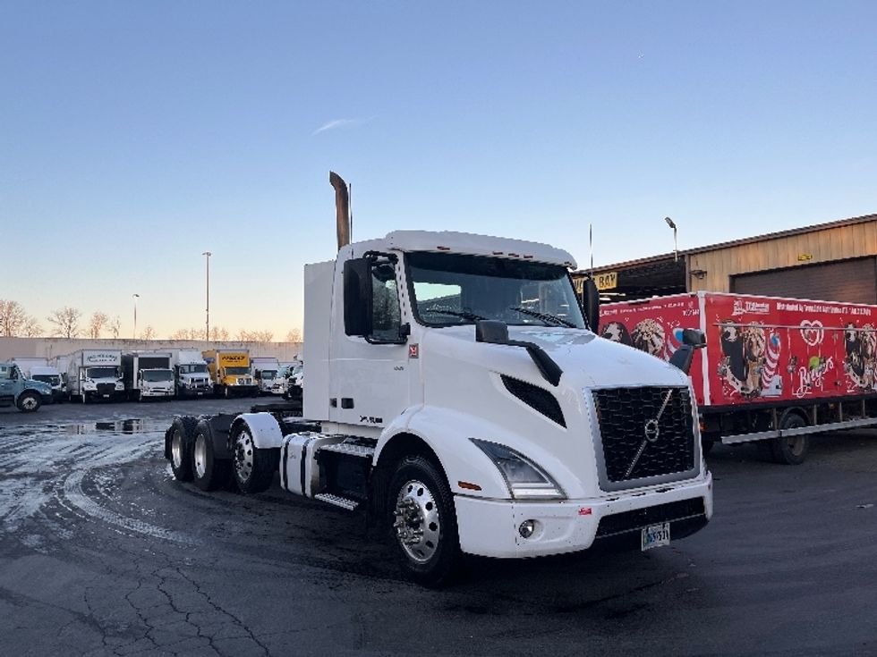 Day Cab Tractor-Heavy Duty Tractors-Volvo-2021-VNR84300-Kent-WA-488,016\n\t\tmiles-$ 75,750 - Image 1
