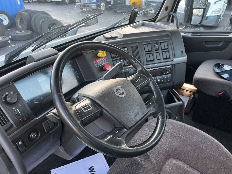 Day Cab Tractor-Heavy Duty Tractors-Volvo-2021-VNR84300-Kent-WA-488,016\n\t\tmiles-$ 75,750 - Image 10