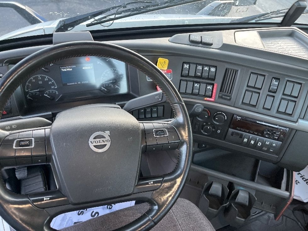 Day Cab Tractor-Heavy Duty Tractors-Volvo-2021-VNR84300-Kent-WA-488,016\n\t\tmiles-$ 75,750 - Image 11