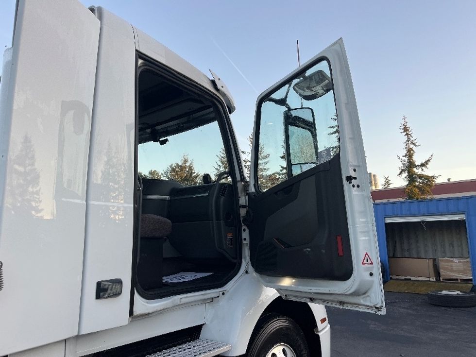 Day Cab Tractor-Heavy Duty Tractors-Volvo-2021-VNR84300-Kent-WA-488,016\n\t\tmiles-$ 75,750 - Image 12