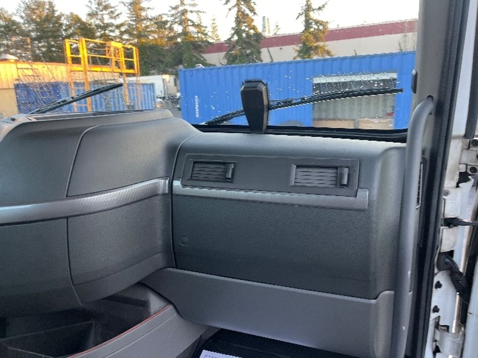Day Cab Tractor-Heavy Duty Tractors-Volvo-2021-VNR84300-Kent-WA-488,016\n\t\tmiles-$ 75,750 - Image 13