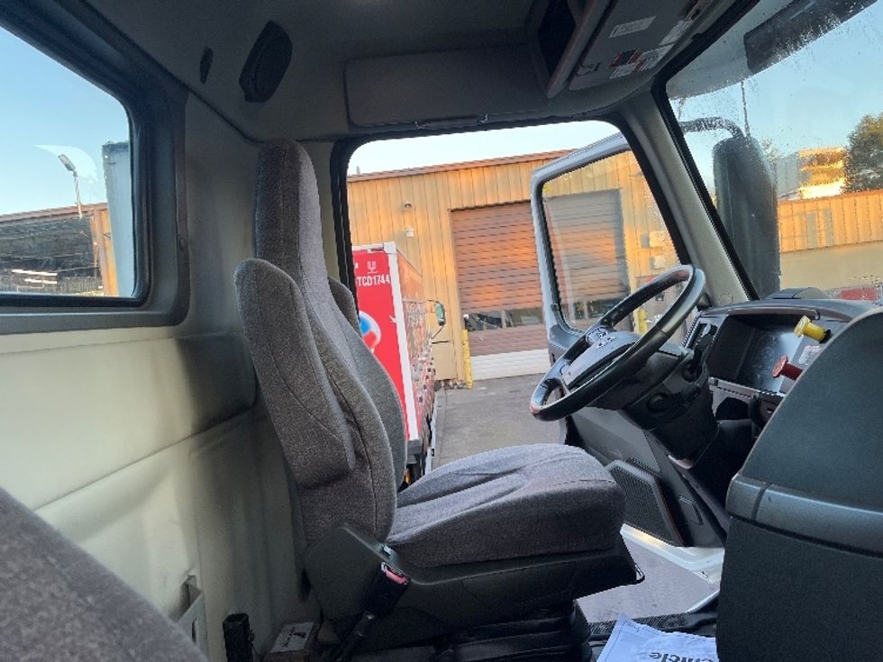 Day Cab Tractor-Heavy Duty Tractors-Volvo-2021-VNR84300-Kent-WA-488,016\n\t\tmiles-$ 75,750 - Image 14