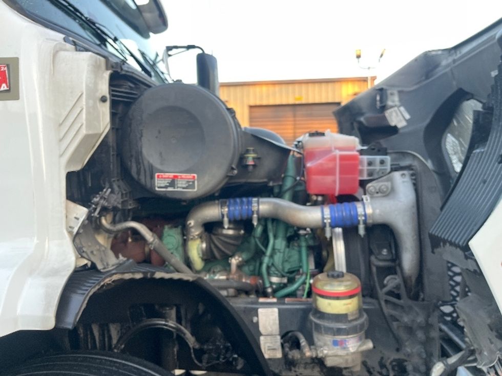 Day Cab Tractor-Heavy Duty Tractors-Volvo-2021-VNR84300-Kent-WA-488,016\n\t\tmiles-$ 75,750 - Image 15