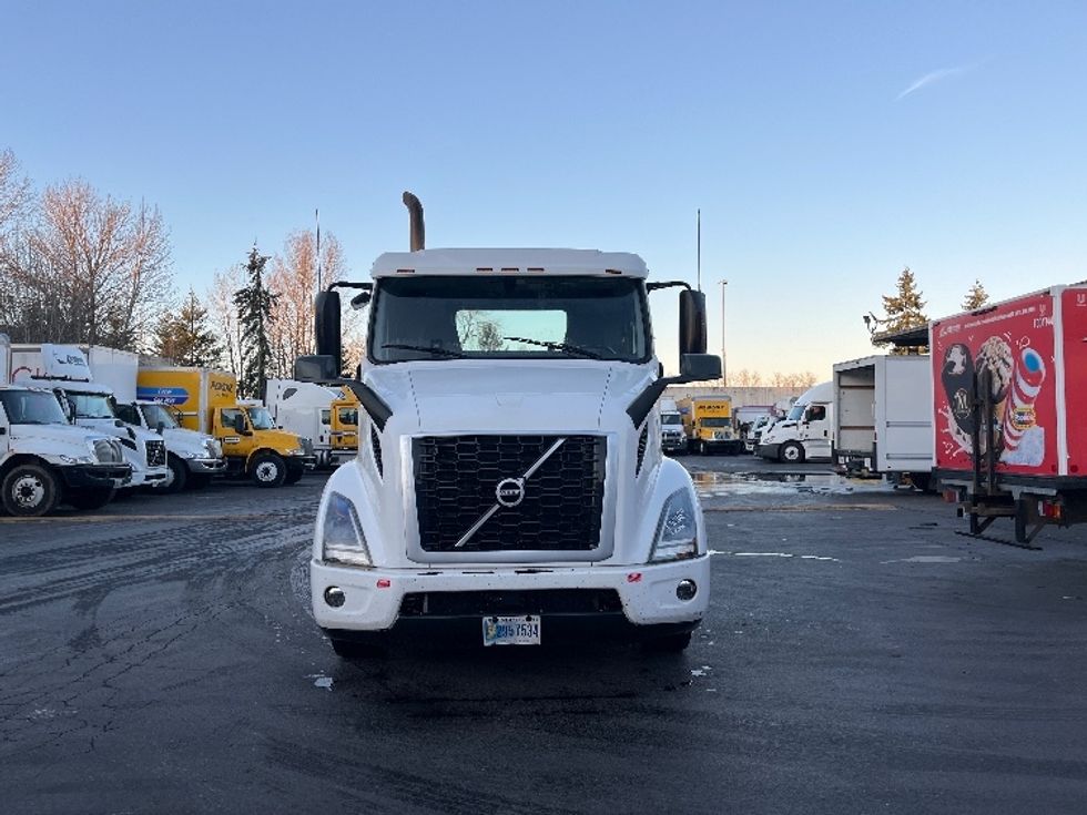 Day Cab Tractor-Heavy Duty Tractors-Volvo-2021-VNR84300-Kent-WA-488,016\n\t\tmiles-$ 75,750 - Image 2